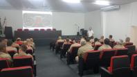 Militares participam de palestra para condutores de viaturas.