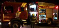 bombeiros combatem fogo em garagem de ônibus em sarandi