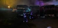 bombeiros combatem fogo em garagem de ônibus em sarandi
