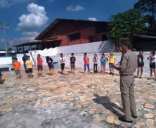 Bombeiros militares ministram instrução para escoteiros em Piraquara