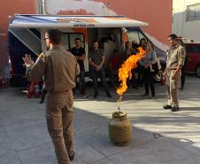 Instrução prática de combate à incêndios, demonstração de contenção de vazamento de gás em botijões P13