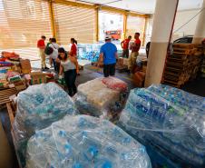 Doação no Corpo de Bombeiros de materiais e alimentos a vítimas das enchentes no Rio Grande do Sul.