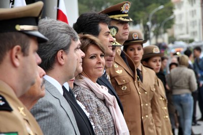 Governador Beto Richa a Secretária de Família e Desenvolvimento Social Fernanda Richa junto com o Secretário da Segurança Pública, Reinaldo de Almeida César e o comandante-geral da Polícia Militar do Paraná, coronel Roberson Luiz Bondaruk, participam da inclusão na Corporação de novos policiais militares e civis.Foto:Rogério Machado/SEDS