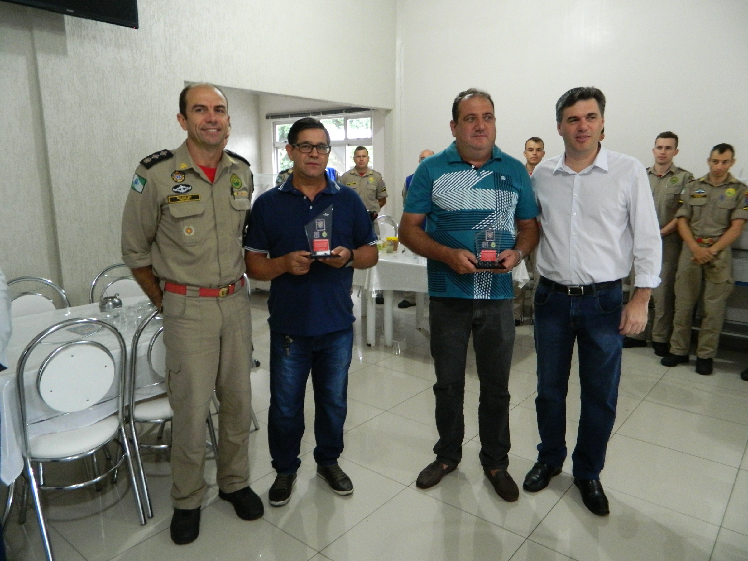 Comando do 10º Grupamento de Bombeiros faz agradecimento à militares e empresário