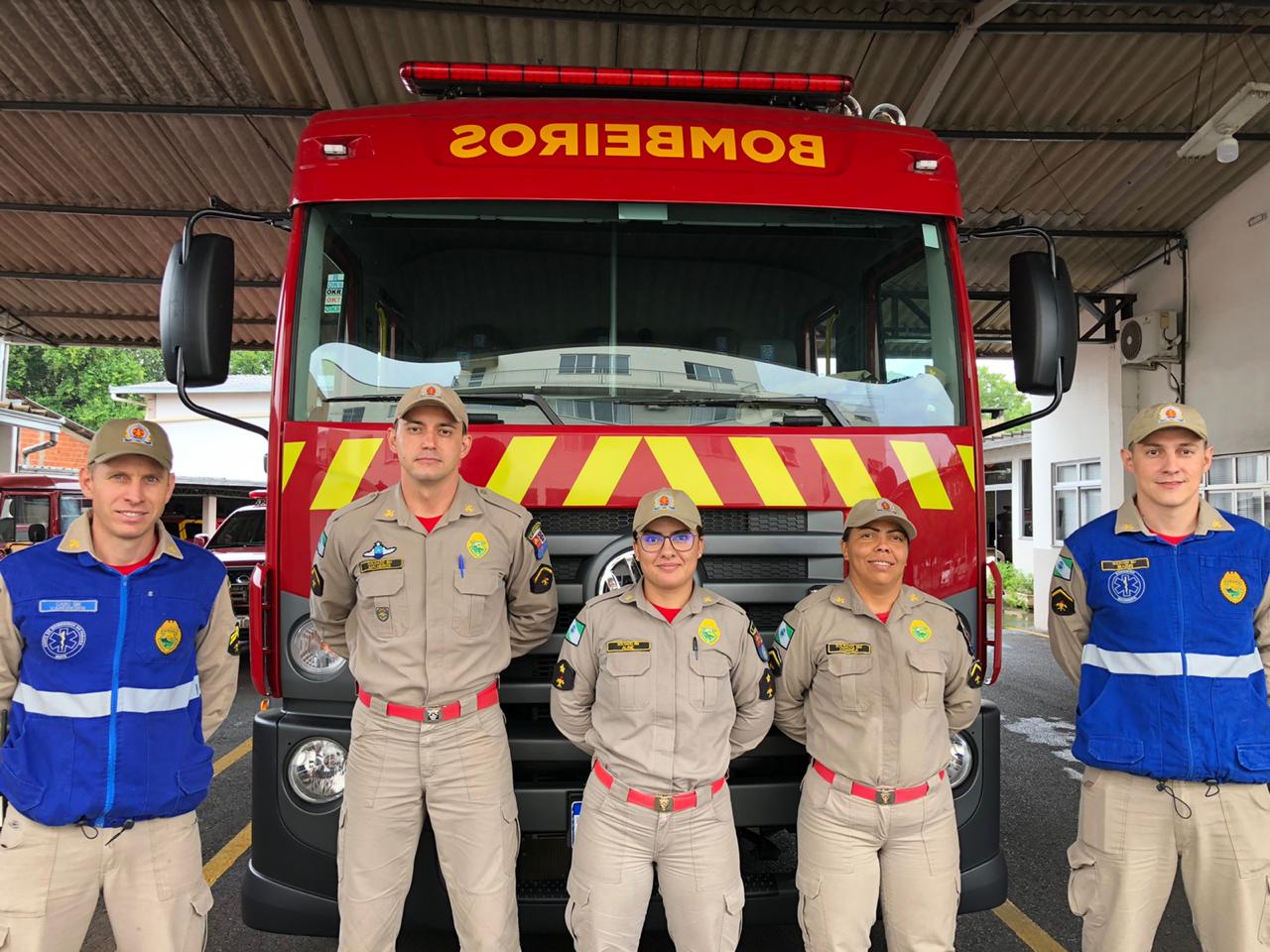 Soldado Aline e colegas de prontidão