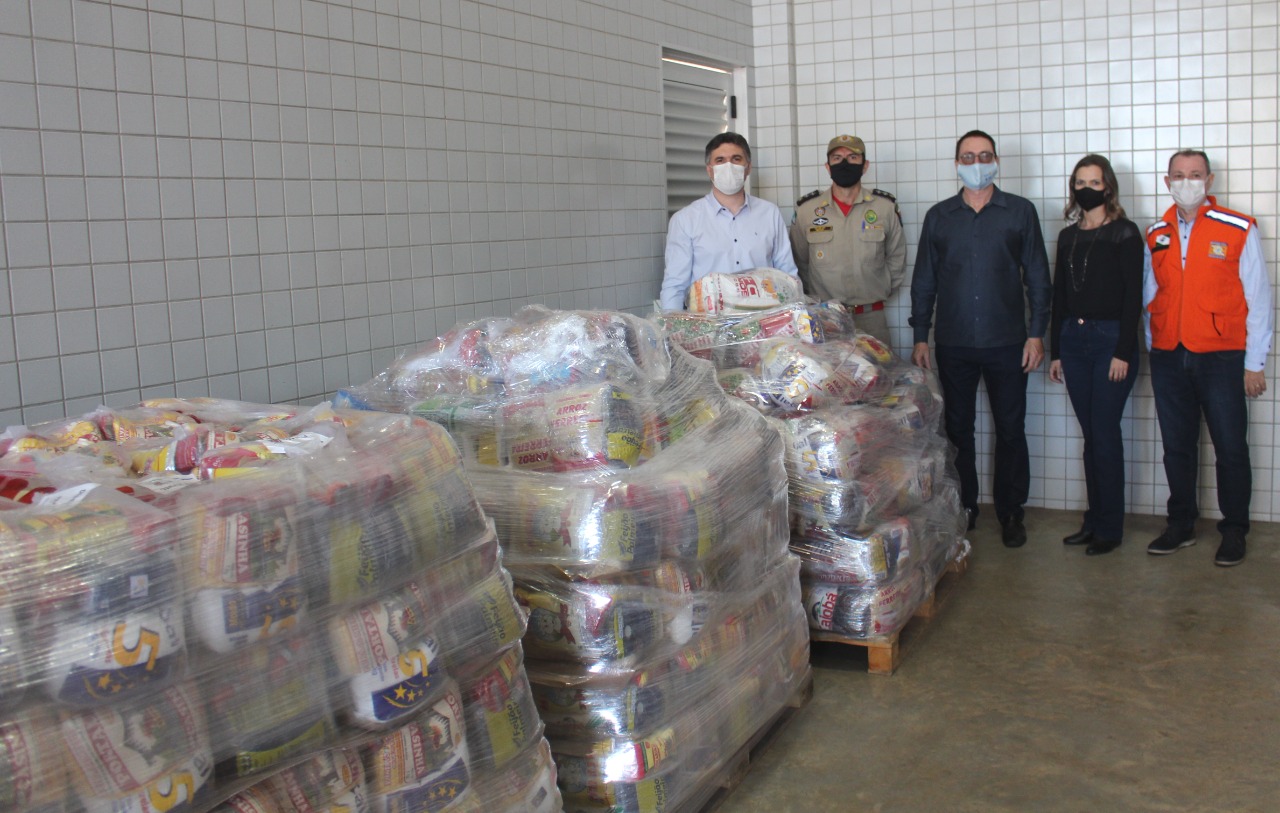 Entrega cestas básicas a Francisco Beltrão