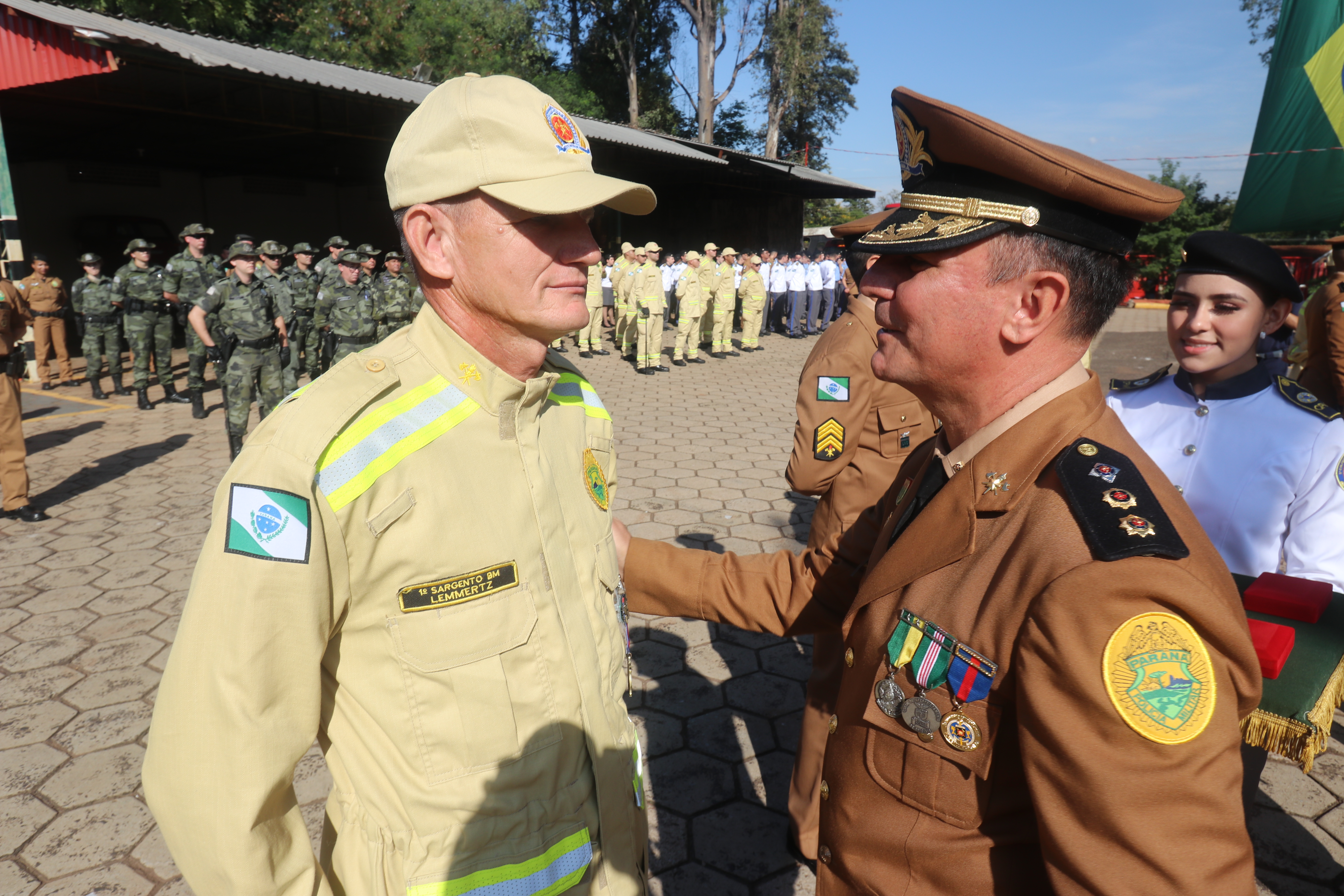 Sgt Lemmertz agraciado pelo Cmt. da Unidade