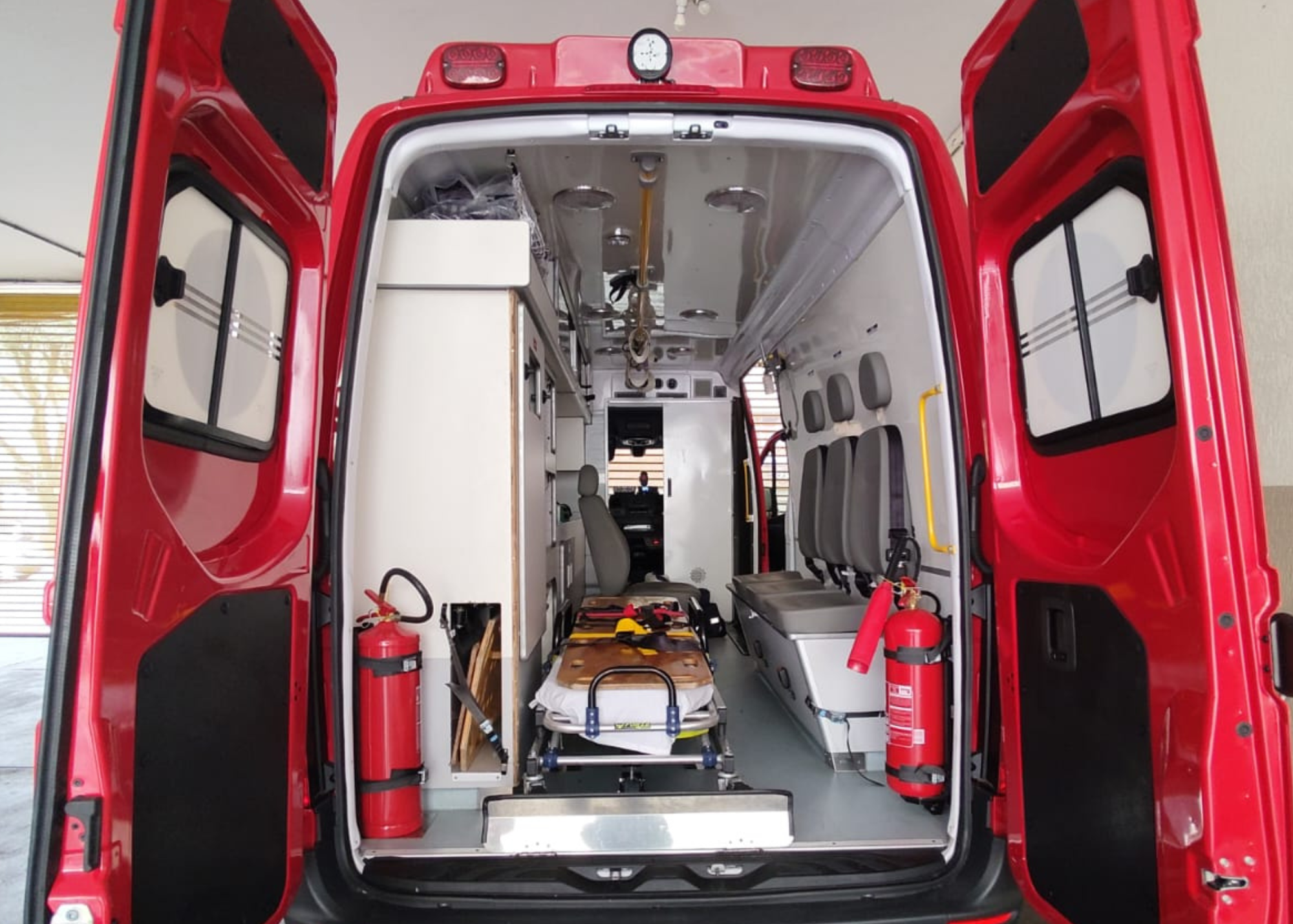 Interior de uma ambulância do SIATE (2024).