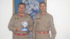 Coronel Ferreira recebendo o troféu conquistado pelo Sargento Teixeira