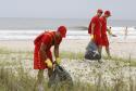 Operaçao verao, Corpo de Bombeiros, Iap, ONG (voluntarios), Policia Ambiental e Marinha fazem mutirao para recolhimento de lixo na praia e mar. 14-12-13.