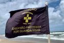 Bandeira preta sinaliza que não há posto permanente de guarda-vidas naquele local.