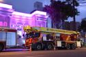 Caminhão dos bombeiros em frente à Câmara Municipal de Curitiba.