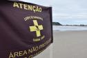 Para curtir o verão é importante ficar atento às sinalizações feitas pelos guarda-vidas e não tirar o olho das crianças.
