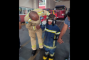 O menino Saymon Gabriel Pedroso comemorou o aniversário de 7 anos no Corpo de Bombeiros de Araucária.