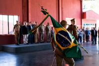 Porta bandeira em deslocamento