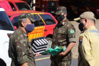 Cmt. do 9ºGB presenteia o Coronel com uma lembrança da Unidade