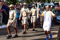 Sargento De Souza em Campo Mourão carregando a tocha das Olimpíadas de 2016 