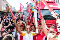 Sargento De Souza em Campo Mourão carregando a tocha das Olimpíadas de 2016 