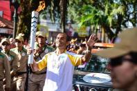 Sargento De Souza em Campo Mourão carregando a tocha das Olimpíadas de 2016 