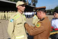 Cb Edenilson recebendo a medalha