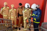 Cortando a corrente olhando para baixo