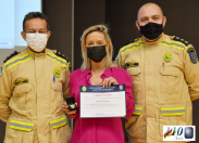 Entrega de certificado para a plaestrante