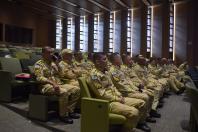 sargento sentados na plateia