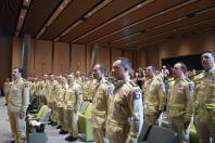 pessoas fardadas em pé