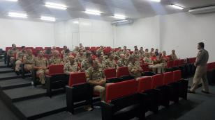 Militares participam de palestra para condutores de viaturas.