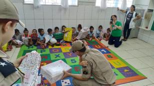 5º Grupamento de Bombeiros realiza entrega de presentes em escola municipal de sarandi