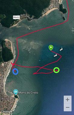 Percurso das buscas realizadas pelo Corpo de Bombeiros na noite do dia 11 de março. Em verde está o ponto onde os 3 primeiros náufragos foram localizados, a quase 3km da areia. Em azul o local onde o último desaparecido nadava a 400m da costa.