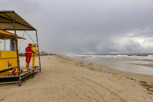 Matinhos, 24 de janeiro de 2024 - Corpo de Bombeiros na praia chuvosa de Matinhos.