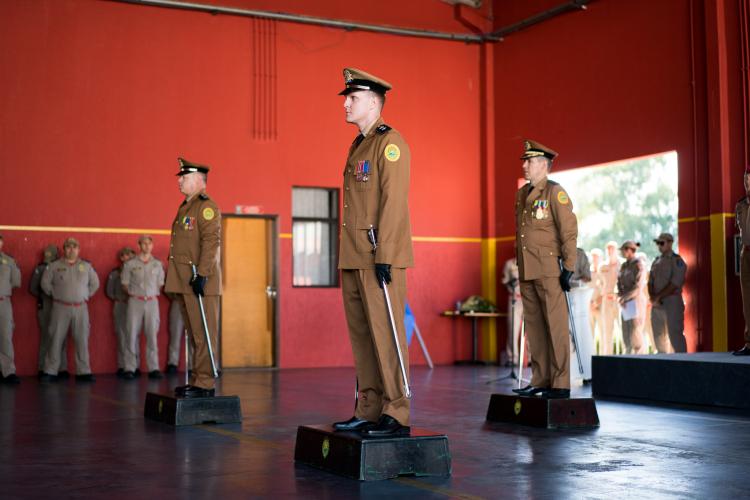 Dispositivo para ato formal da assunção de comando