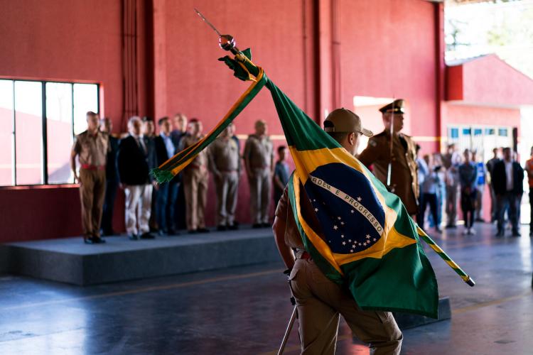Porta bandeira em deslocamento