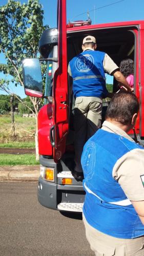 Entrega de chocolates no abrigo municipal