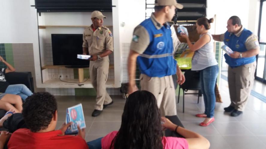 Entrega de chocolates no abrigo municipal