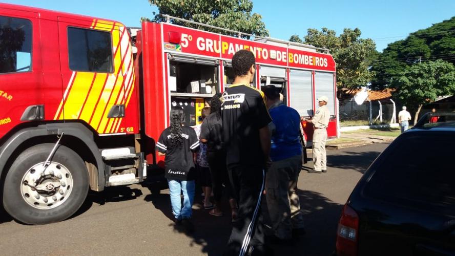 Entrega de chocolates no abrigo municipal