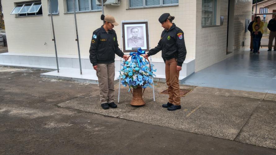 Flores em homenagem ao Cel. Sarmento