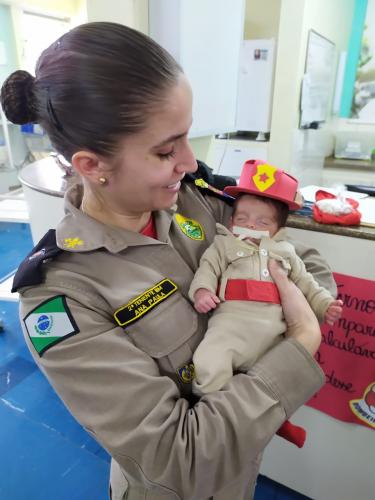 Projeto "Bombeiro Amigo da Criança" recebe homenagem.