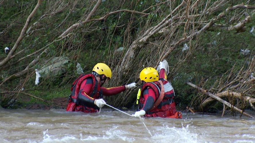 Bombeiros retiram corpo do Rio Marrecas