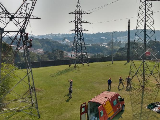 MIlitares participam de instrução em torres da Copel