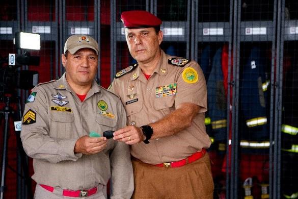 Comandante do Corpo de Bombeiros entrega a chave da viatura ao posto de Colombo.