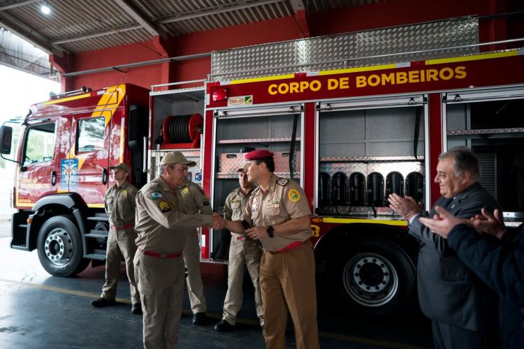 Comandante do Corpo de Bombeiros entrega chaves do ABTR