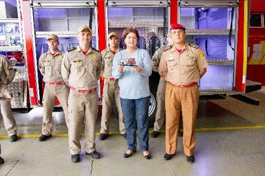 Bombeiros entregam lembrança para a prefeita de Colombo