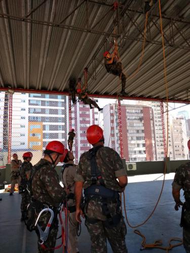 MIlitares realizam capacitação para trabalhos em altura.