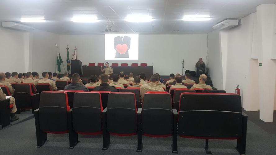 Militares participam de palestra para condutores de viaturas.