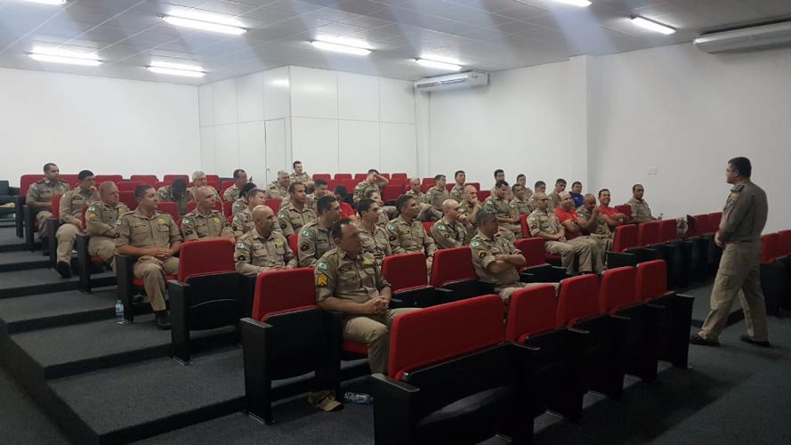 Militares participam de palestra para condutores de viaturas.