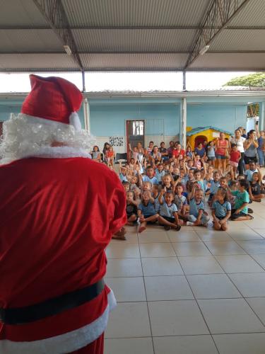 entrega de presentes em escola municipal de Sarandi