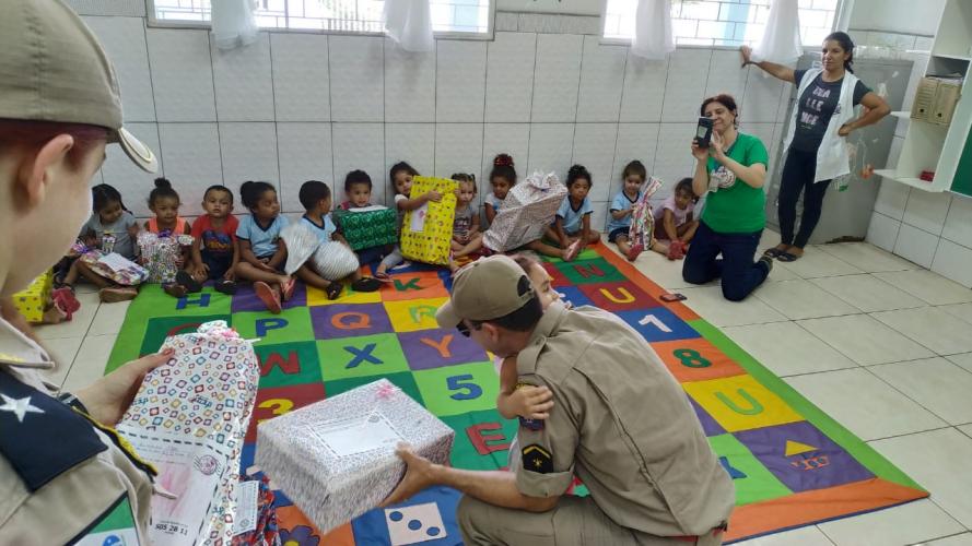5º Grupamento de Bombeiros realiza entrega de presentes em escola municipal de sarandi
