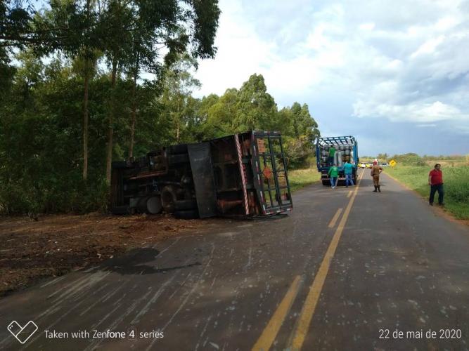 Caminhão tombado